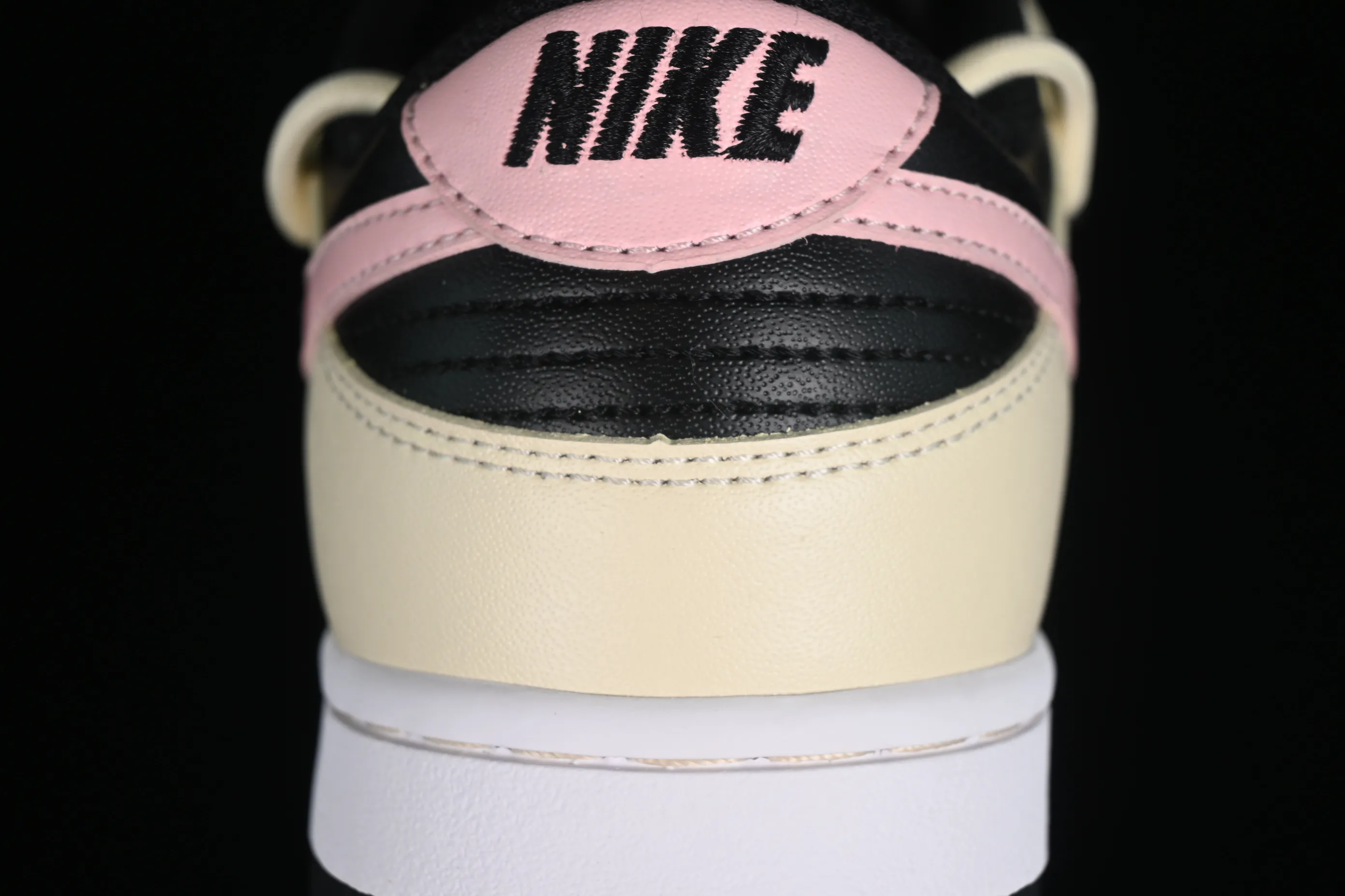 All Categories Nk SB Dunk Series Nk SB Dunk Low Low-top sneakers Nk Dunk Low Steam Puppet-Smoky Rose Black and pink simple SB strap low-top casual sneakers FD1232-001